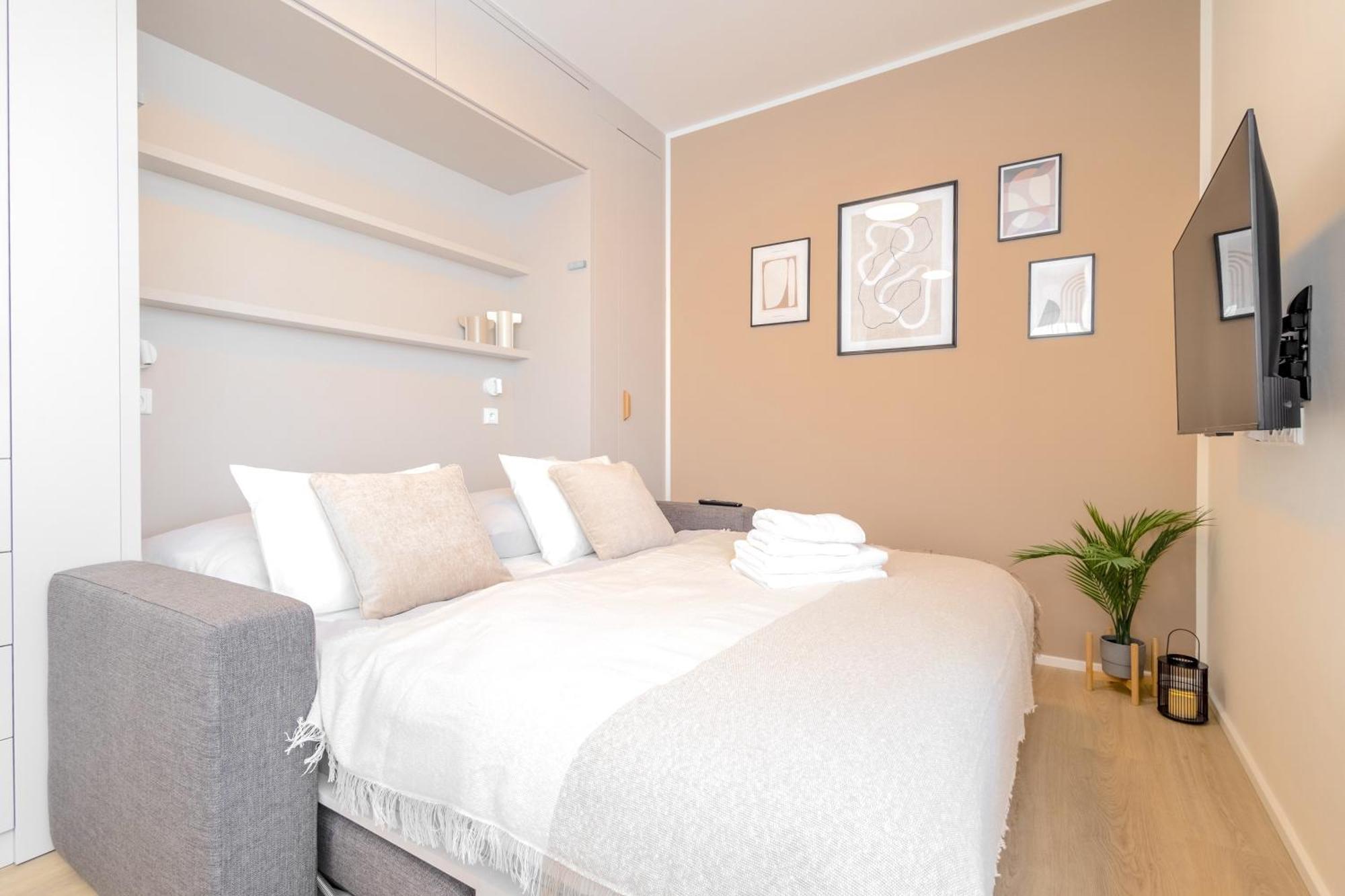 Bright 2br - 8th Floor, Balcony, Free Parking - By Gravity Appartement *