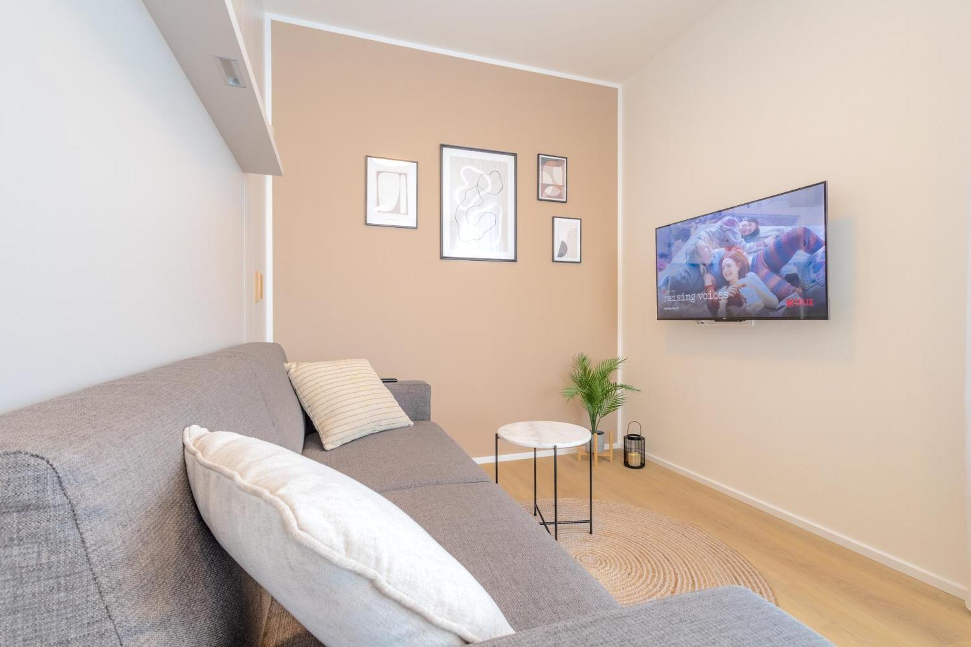 Bright 2br - 8th Floor, Balcony, Free Parking - By Gravity Appartement