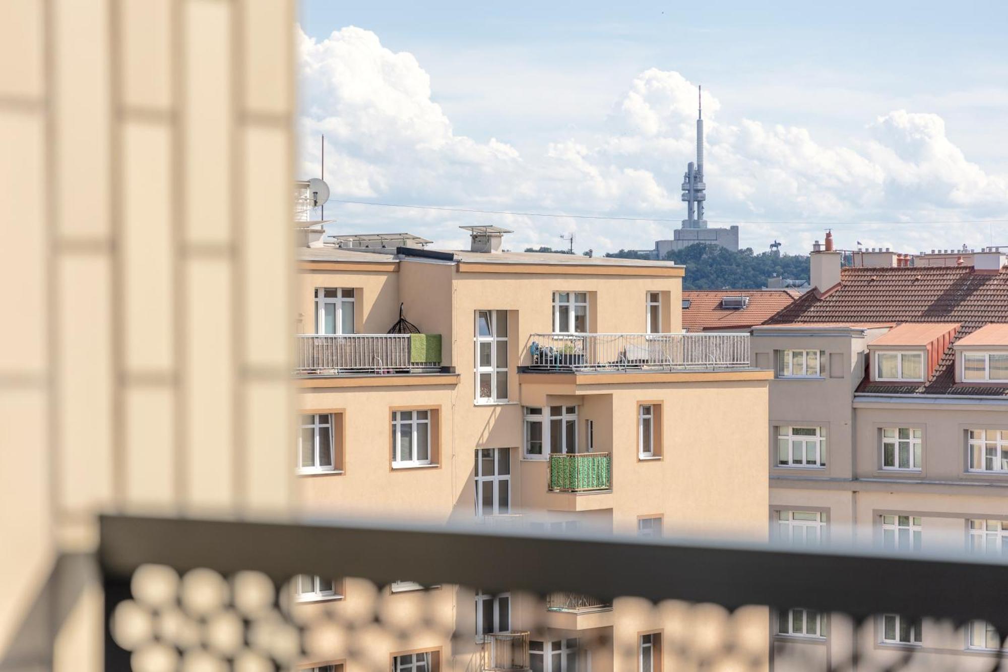Bright 2br - 8th Floor, Balcony, Free Parking - By Gravity Appartement
