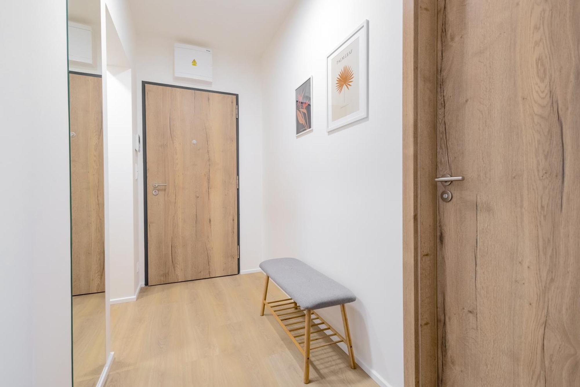Bright 2br - 8th Floor, Balcony, Free Parking - By Gravity Apartment *