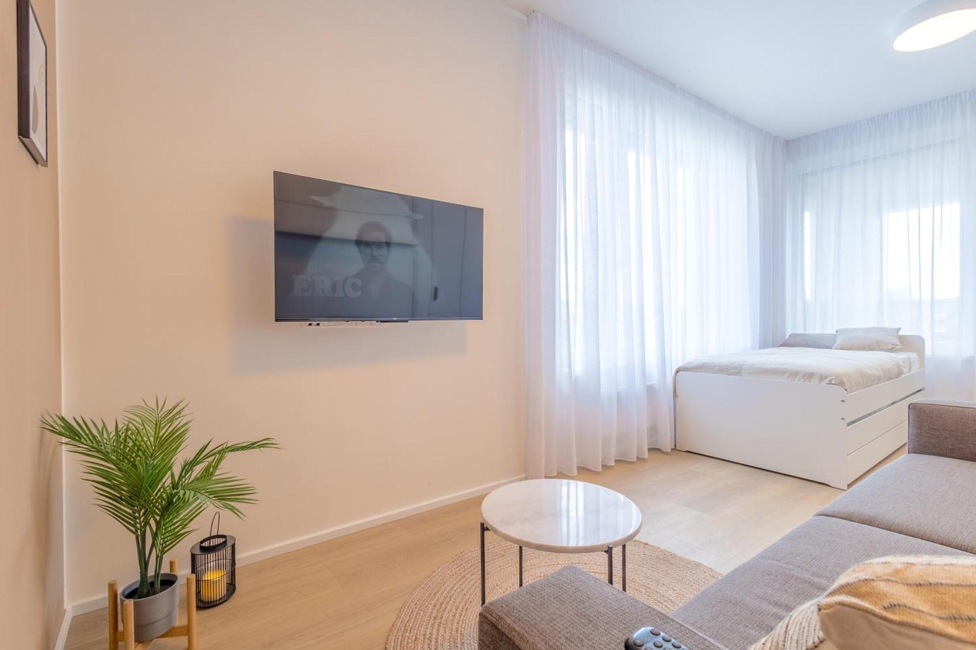 Apartment Bright 2br - 8th Floor, Balcony, Free Parking - By Gravity Prag