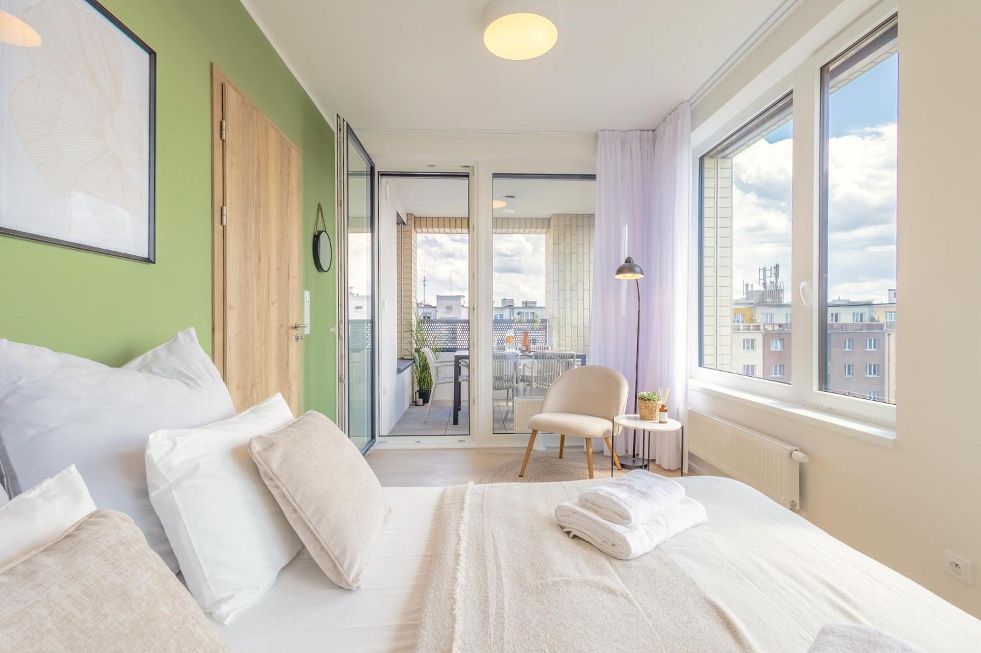 Bright 2br - 8th Floor, Balcony, Free Parking - By Gravity * Prag