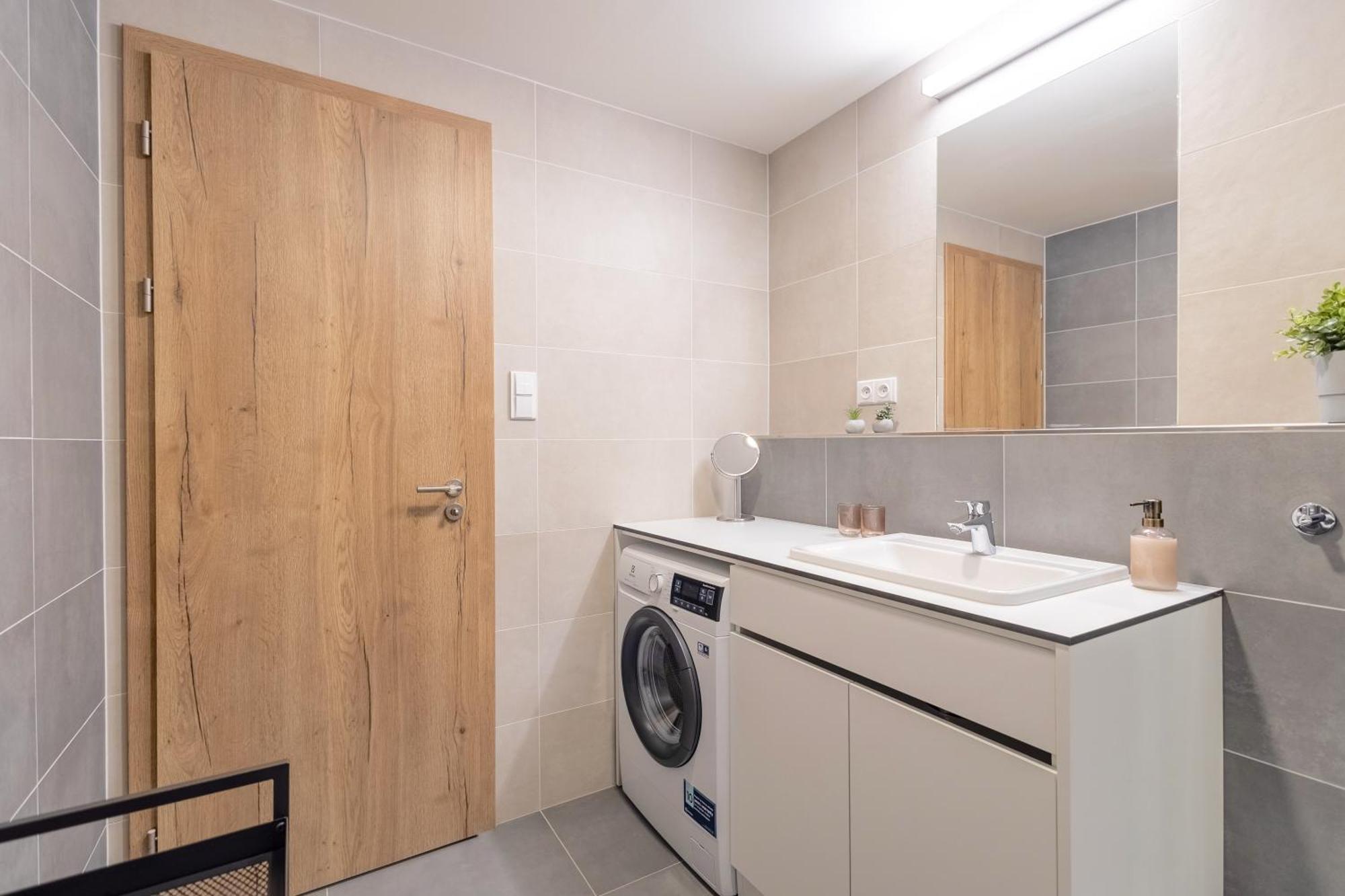 Bright 2br - 8th Floor, Balcony, Free Parking - By Gravity Apartment Prag