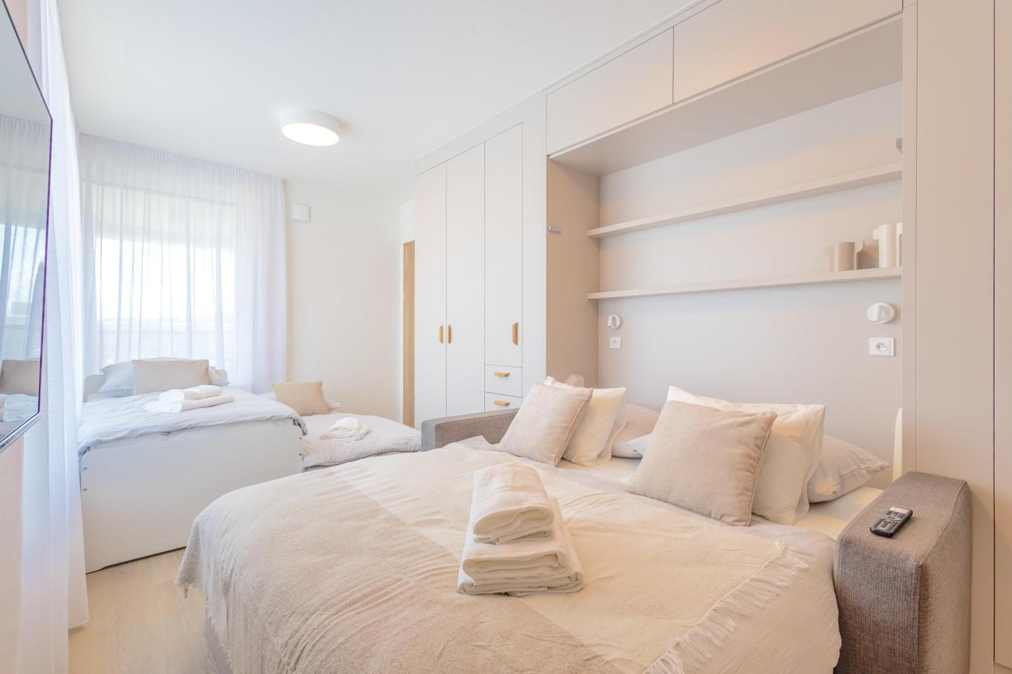 Apartment Bright 2br - 8th Floor, Balcony, Free Parking - By Gravity Prag