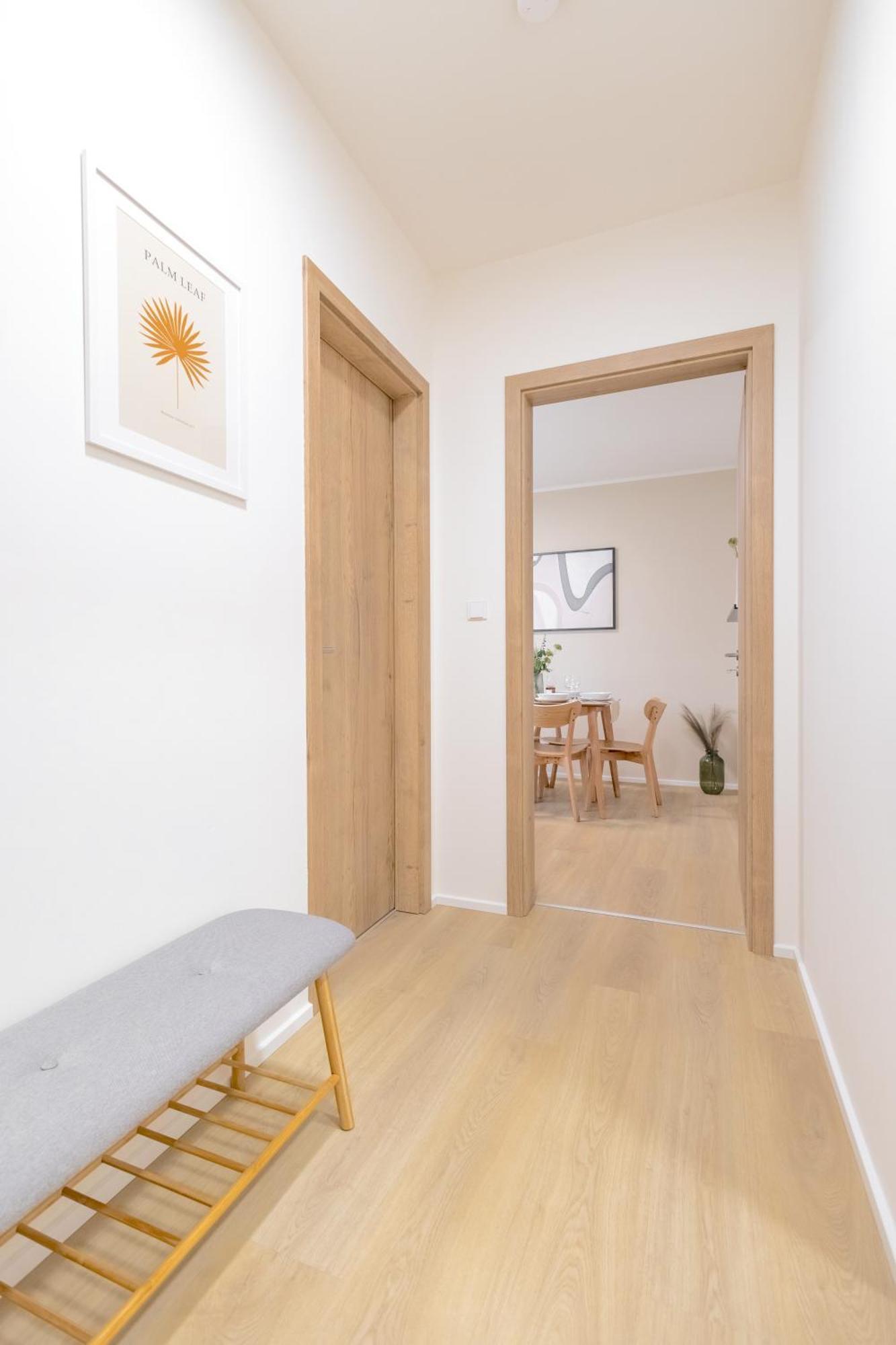 Bright 2br - 8th Floor, Balcony, Free Parking - By Gravity Prag