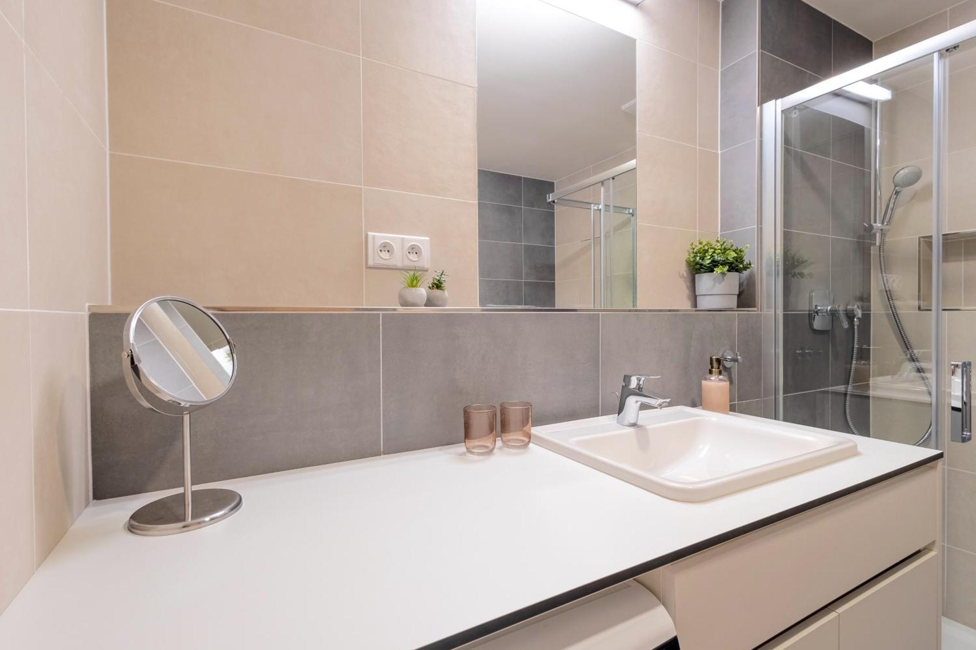 Apartment Bright 2br - 8th Floor, Balcony, Free Parking - By Gravity Prag