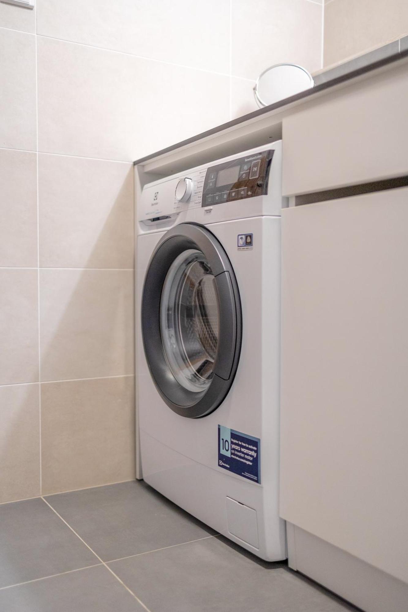 Bright 2br - 8th Floor, Balcony, Free Parking - By Gravity Prag