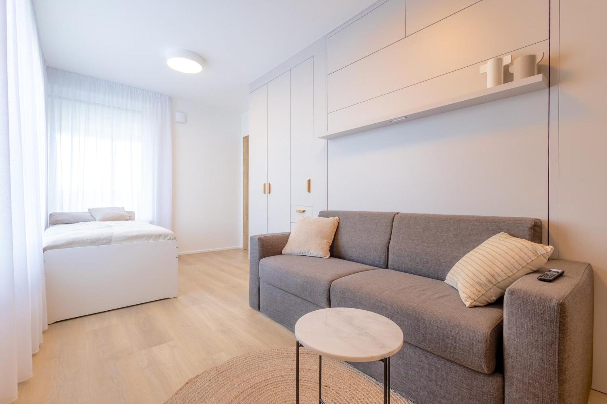 Apartment Bright 2br - 8th Floor, Balcony, Free Parking - By Gravity Prag