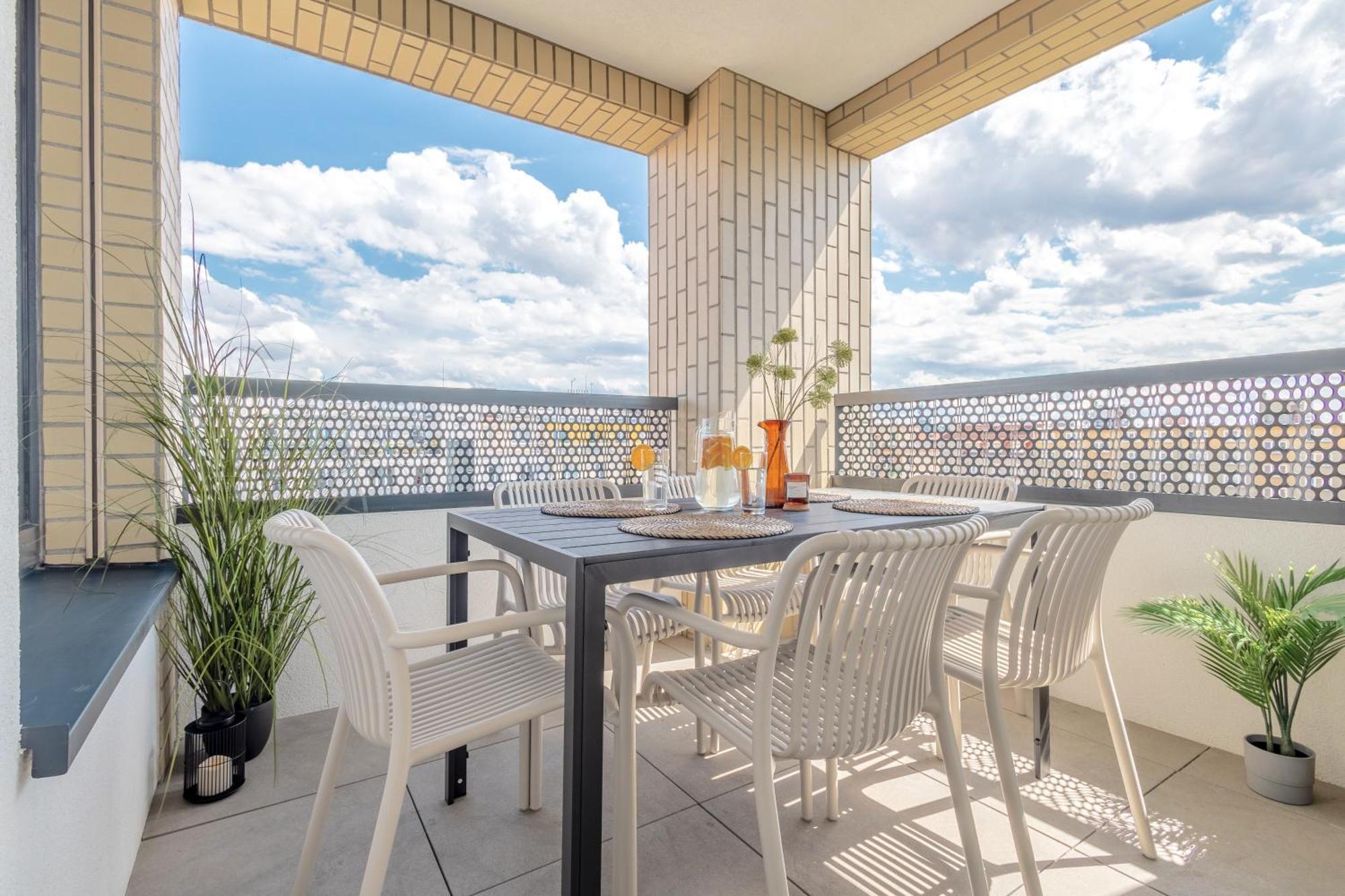 Bright 2br - 8th Floor, Balcony, Free Parking - By Gravity *