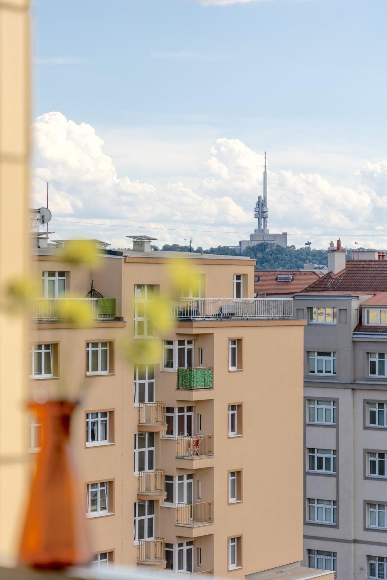 Bright 2br - 8th Floor, Balcony, Free Parking - By Gravity Prag