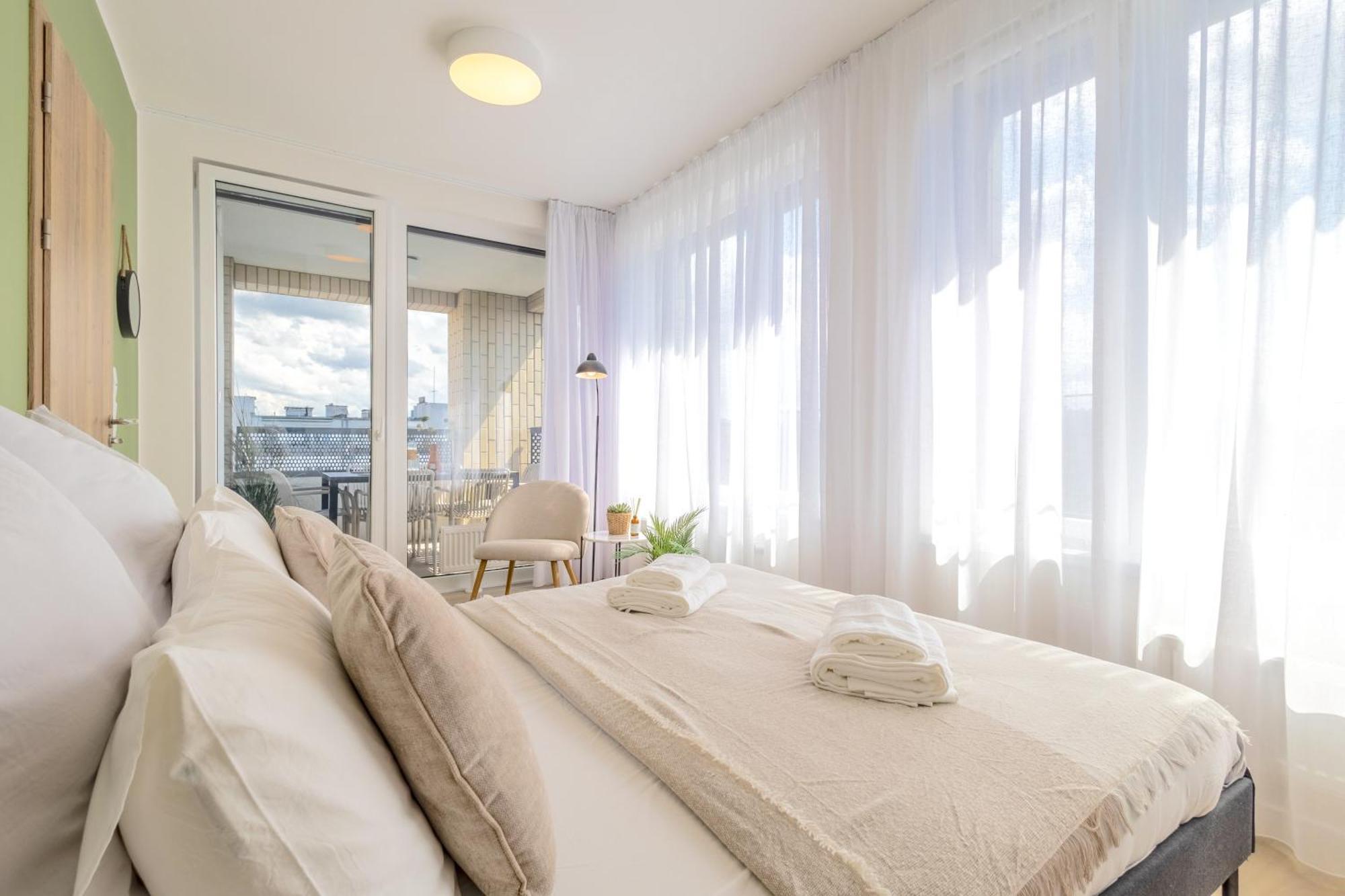 Apartment Bright 2br - 8th Floor, Balcony, Free Parking - By Gravity Prag