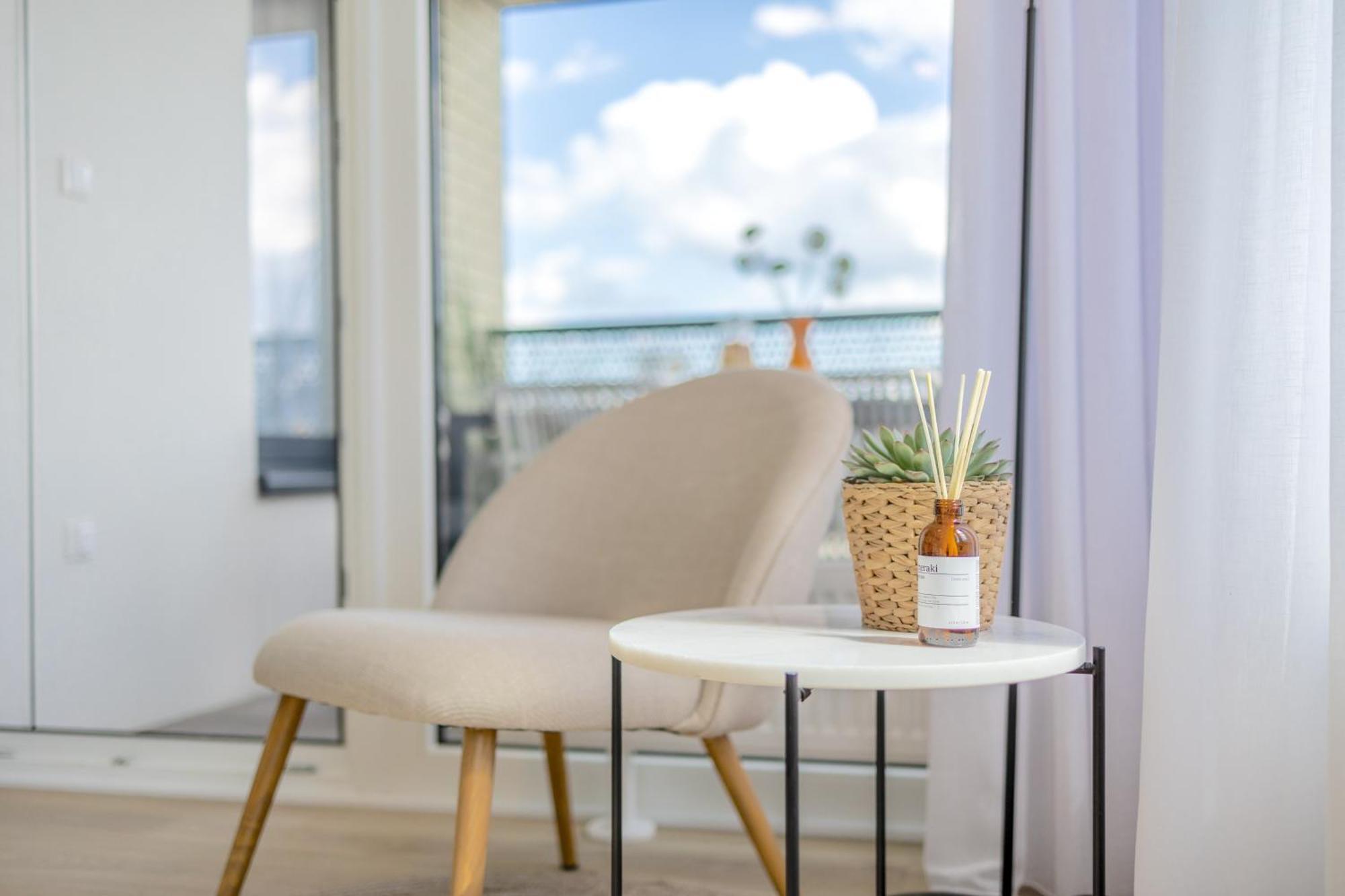 Bright 2br - 8th Floor, Balcony, Free Parking - By Gravity Prag