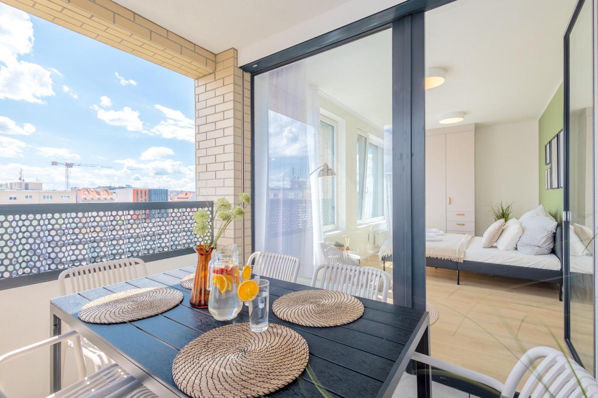 Bright 2br - 8th Floor, Balcony, Free Parking - By Gravity * Prag