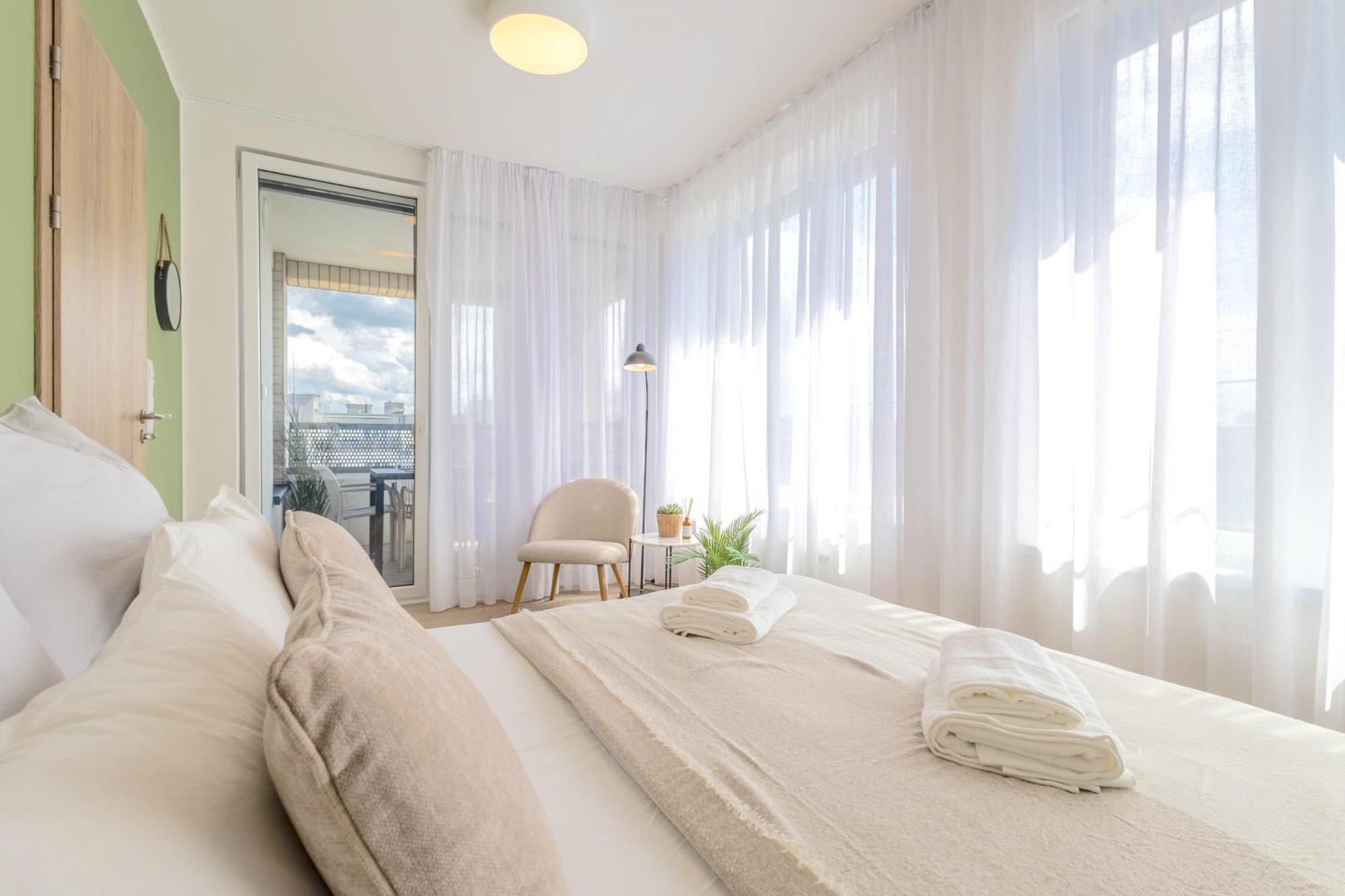 Apartment Bright 2br - 8th Floor, Balcony, Free Parking - By Gravity Prag
